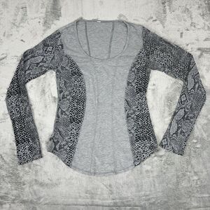 Lululemon SIZE 6 Between the Lines long sleeve top snake print gray blouse *read